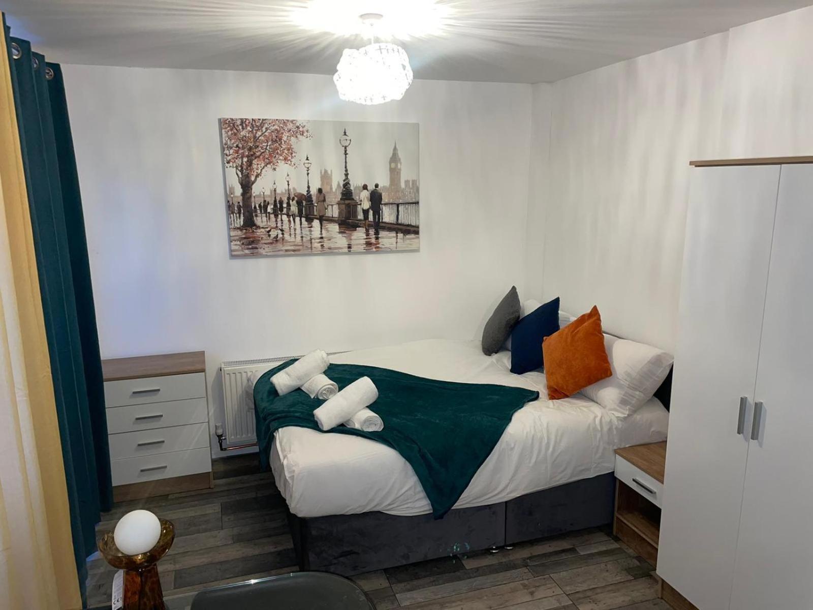 Private Room In London Enfield With Parking 외부 사진